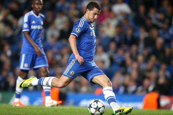 Eden Hazard heldur áfram að leika listir sínar á brúnni á næsta tímabili.