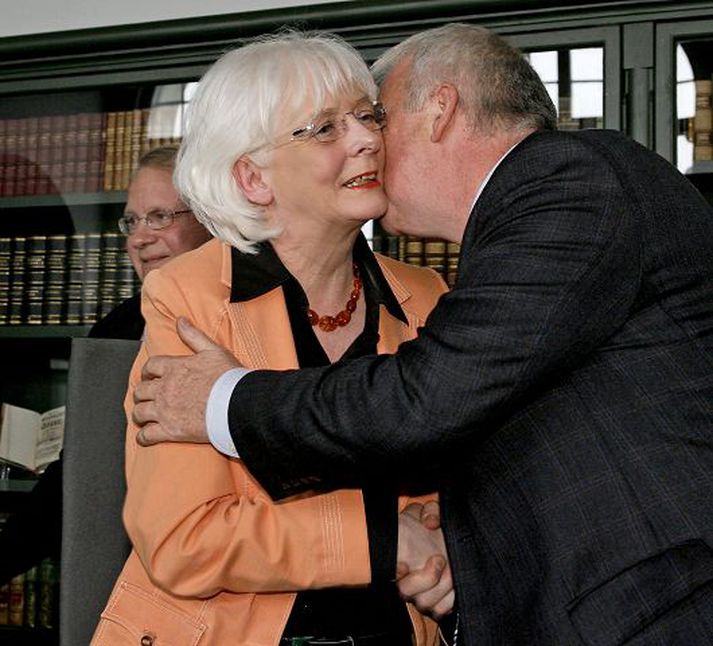 Ósvikin gleði braust út þegar samningar náðust um stöðugleikasáttmálann og þeir sem skrifuðu undir hann voru þess fullvissir að með honum væri stigið skref til endurreisnar íslensks efnahagslífs. Enn eru vonir bundnar við sáttmálann þótt hægar hafi gengið að uppfylla ákvæði hans en fyrirhugað var.fréttablaðið/pjetur