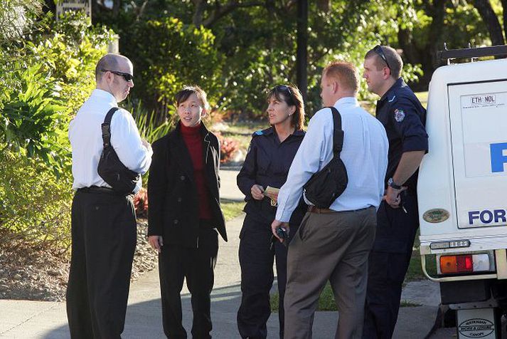 Lögreglumenn í Southport, Queensland í Ástralíu ræða við íbúa í hverfi þar sem læknir var yfirheyrður í gær vegna hryðjuverkatilræðanna í Bretlandi. Á mánudag var indverskur læknir sem er grunaður um aðild að tilræðunum handtekinn í áströlsku borginni Brisbane.