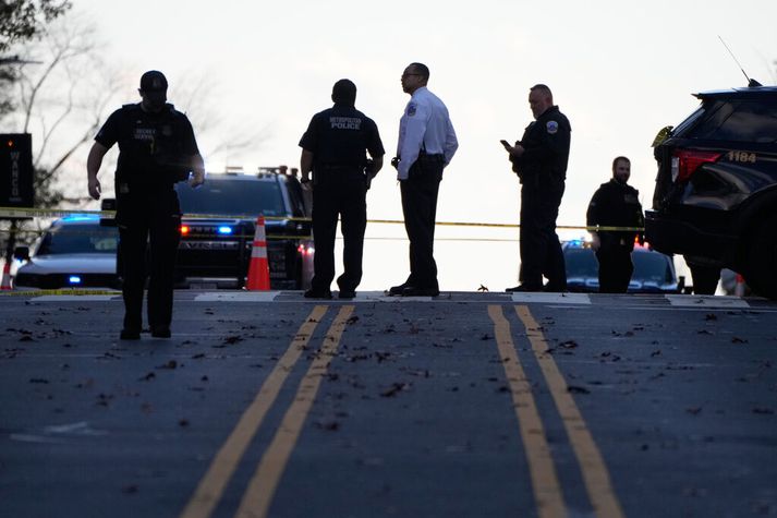 Viðbraðgsaðilar á vettvagi, nokkrum húsum frá Hvíta húsinu.