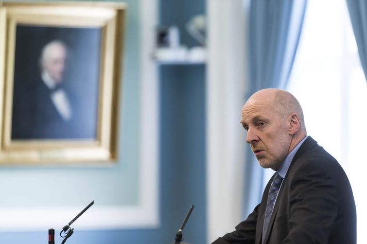 Steingrímur J. Sigfússon segir viðskipti Arion banka með fasteignir og Símahluti gefa tilefni til að aðskilja viðskiptabanka- og fjárfestingabankastarfsemi.