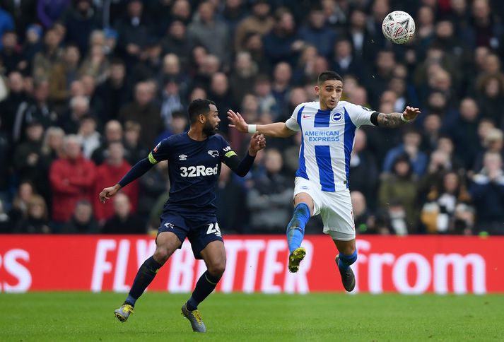 Markaskorararnir Anthony Knockaert og Ashley Cole berjast um boltann í leiknum í dag.