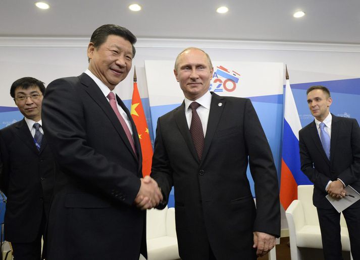 Xi Jinping og Vladimír Pútín í Pétursborg í morgun.