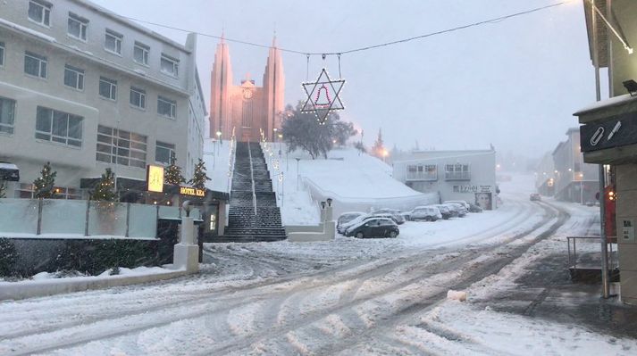 Það var tómlegt um að lítast í miðbæ Akureyrar í dag.