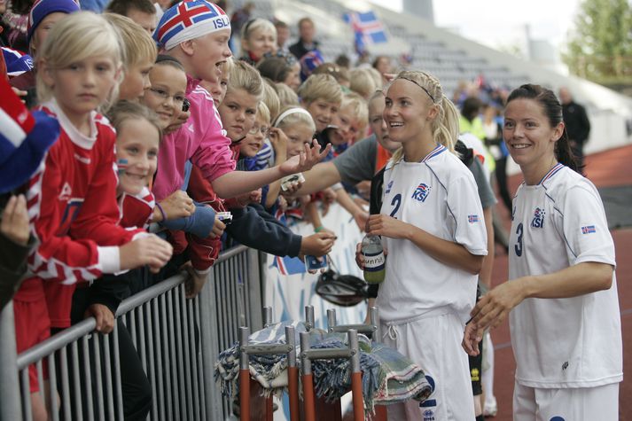 Ólína Viðarsdóttir og Guðrún Sóley Gunnarsdóttir eftir landsleik Íslands. Báðar hafa þær sett skóna upp í hillu eftir höfuðhögg.