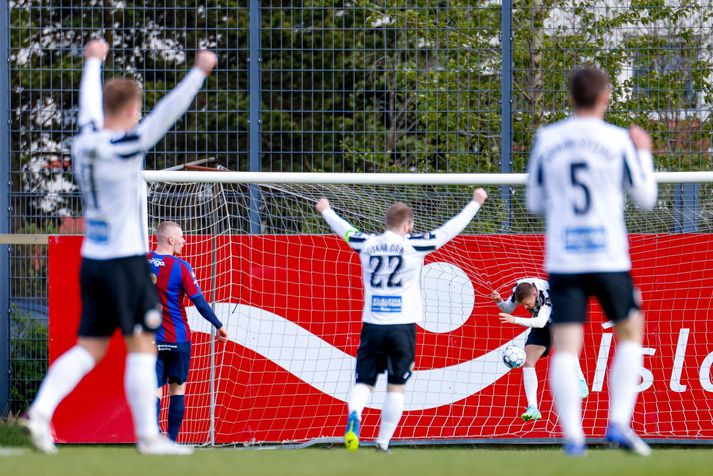 Kjartan Henry Finnbogason sést hér búinn að sparka boltanum inn á marklínunni.