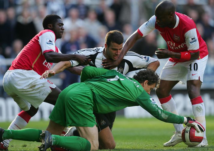 Kolo Toure og William Gallas, miðverðir Arsenal-liðsins vinna saman á óvenjulegan hátt.