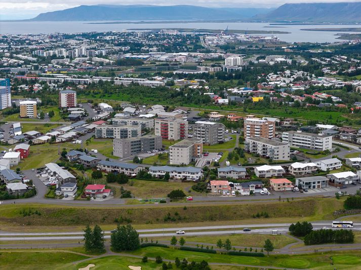 Maðurinn lést í heimahúsi í Kópavogi.