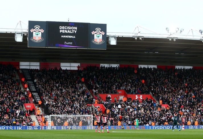 VAR tekur ákvörðun í leik Southampton og Newcastle að dæma eigi vítaspyrnu. Stuðningsmenn Newcastle kátir á pöllunum.