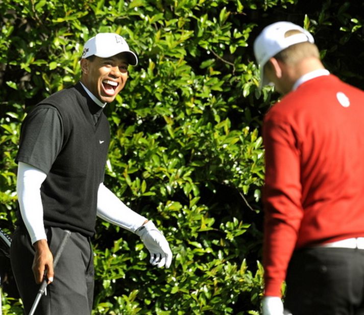 Tiger Woods og Robert Karlsson á góðri stundu er þeir tóku æfingahring á Augusta-vellinum í gær.