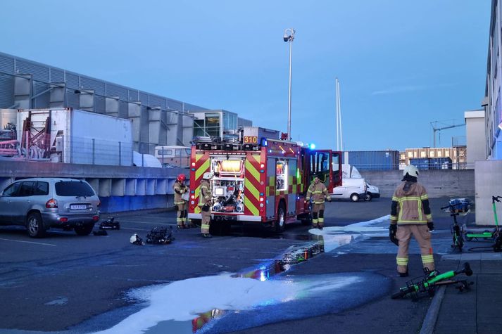 Vel gekk að slökkva eldinn, sem kom upp í húsnæði Tunglskins og rafhlaupahjólaleigunnar OSS.