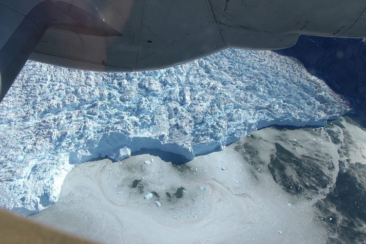 Grænlandsjökull bráðnar nú hratt vegna hnattrænnar hlýnunar af völdum manna. Myndin er af Jakobshafnarjöklinum á vesturströnd Grænlands.