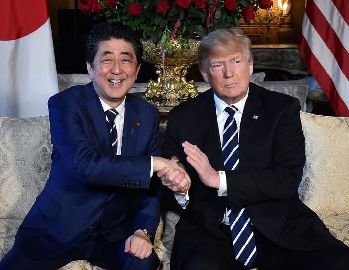 Trump ræddi um fyrirhugaðan fund með leiðtoga Norður-Kóreu þegar myndir voru teknar af honum og Shinzo Abe, forsætisráðherra Japans, sem er nú í tveggja daga heimsókn á setri Trump á Flórída.