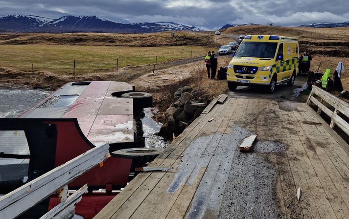 Rútan virðist hafa verið komin inn á brúna þegar hún valt og lenti í ánni.