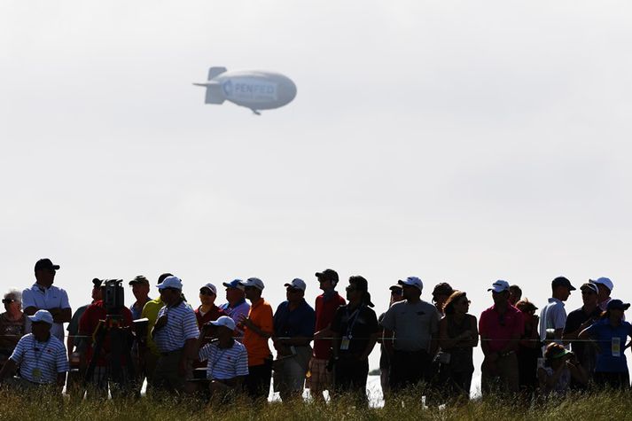 Hér má sjá loftbelg fljúga yfir á US Open í gær.