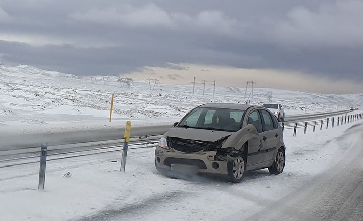 Bíllinn var nokkuð illa farinn.