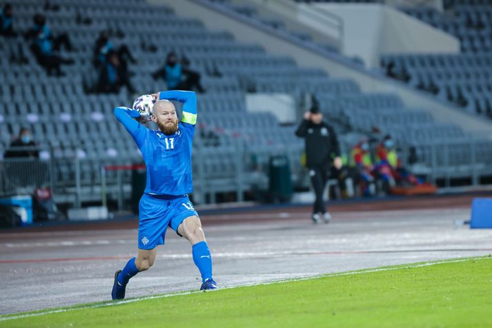 Aron Einar Gunnarsson er í byrjunarliðinu og með fyrirliðabandið í Austurríki.