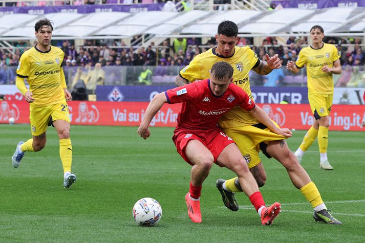 Albert Guðmundsson skýlir boltanum í leiknum gegn Parma.