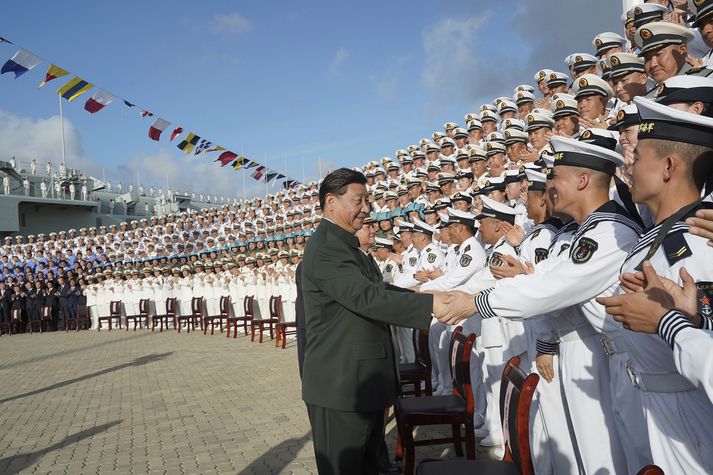 Xi Jinping, forseti Kína, hitti áhöfn Shandong í gær.