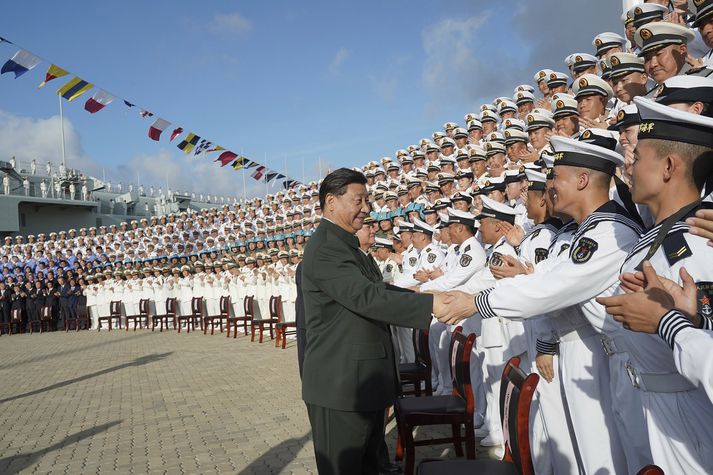 Xi Jinping, forseti Kína, hitti áhöfn Shandong í gær.