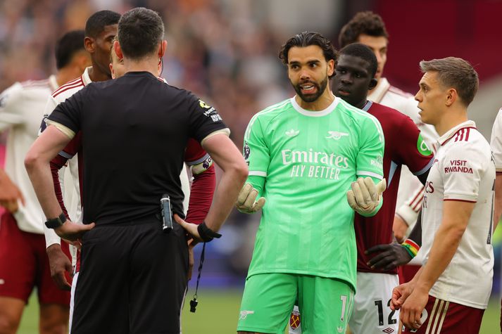 David Raya, markvörður Arsenal, biðlar til dómarans Chris Kavanagh í leiknum gegn West Ham United.