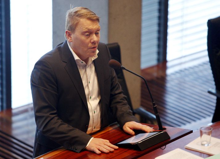 Jón Gnarr borgarstjóri biður fólk um að passa sig í hálkunni.