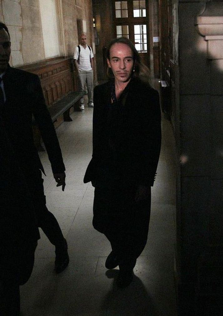 Tískuhönnuðurinn John Galliano mætti svartklæddur í réttarsal í París og útskýrði mál sitt með titrandi röddu.nordicphoto/afp