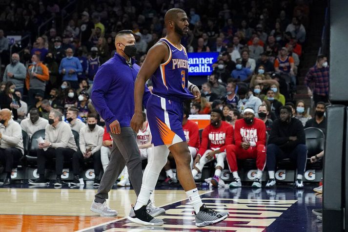 Chris Paul gengur af velli í leiknum við Houston Rockets í Phoenix í nótt.