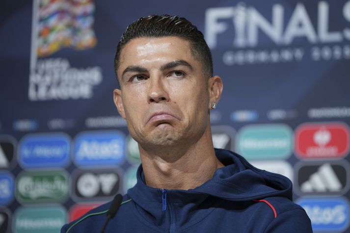 Cristiano Ronaldo fær lítinn sem engan frið út á almannafæri en stundum gengur fólk alltof langt.