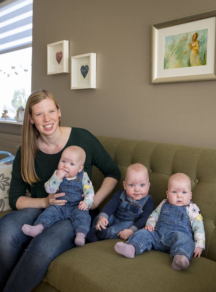 Valborg Rut Geirsdóttir er einhleyp kona sem ákvað að eignast barn með glasafrjóvgun. Hún er nú orðin móðir sjö og hálfs mánaða þríbura. Hér heldur hún á Bergdísi Köru og í sófanum hjá þeim sitja Brynjar Kári og Bríet Karitas.