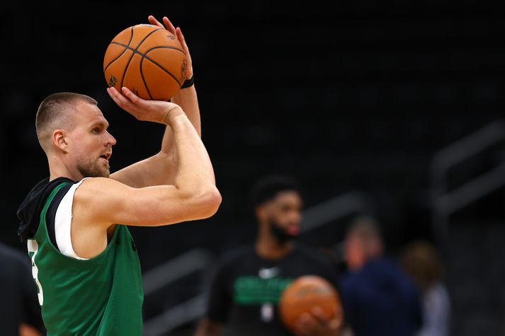Kristaps Porzingis hefur misst af nánast allri úrslitakeppninni en er klár í slaginn fyrir fyrsta leik úrslitaeinvígisins í kvöld.