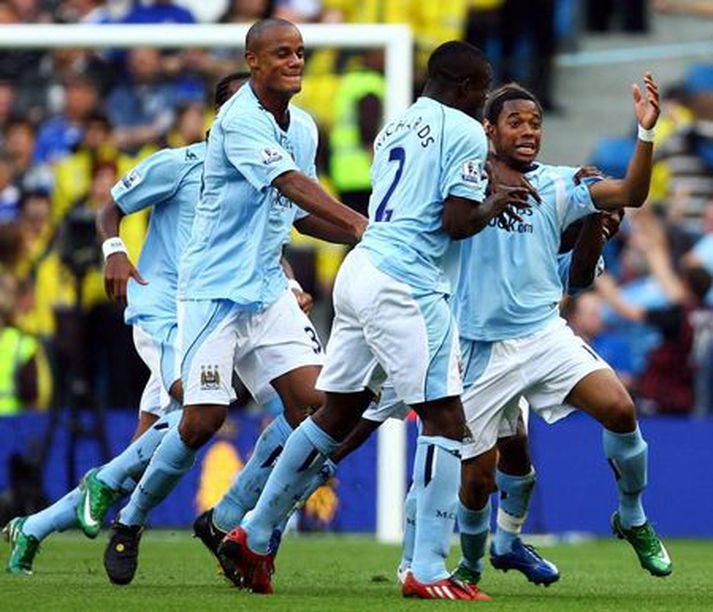 Robinho fagnar marki sínu fyrir City gegn Chelsea.