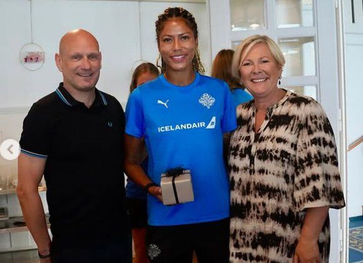 Halla Tómasdóttir með Sveindísi Jane Jónsdóttir sem fékk verðlaun fyrir fimmtíu landsleiki. Með þeim er Þorvaldur Örlygsson formaður KSÍ.