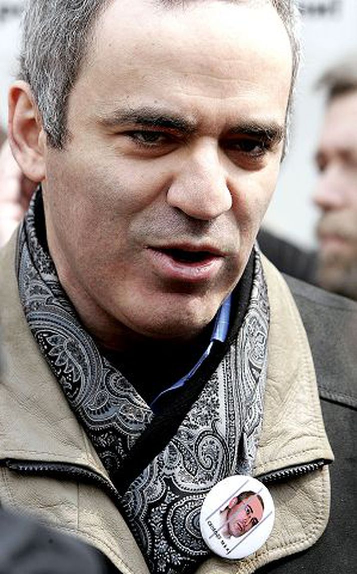 Garrí Kasparov segir hættulegt að gagnrýna rússnesk yfirvöld. Konan sem var lögð inn á geðspítala er í samtökum Kasparovs.