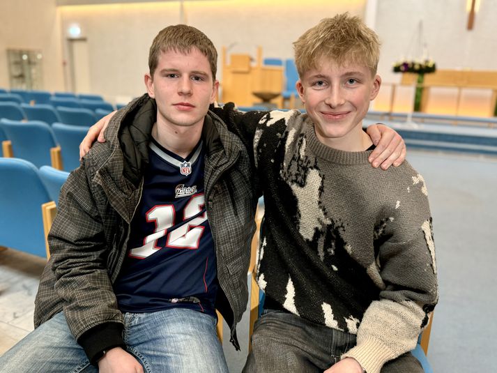 Sigurjón og Sindri hafa unnið saman úr sorginni sinni vegna föðurmissis. Þeir mæla eindregið með því að börn sem missa foreldri sæki sér jafningjastuðning hjá samtökum eins og Ljónshjarta og Erninum. Það skipti máli að vera innan um jafnaldra sem skilji það sem maður er að ganga í gegnum.