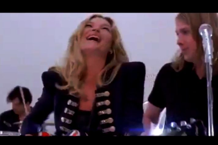 Skjáskot úr myndbandinu. Árna Hjörvari virðist bara hafa gengið nokkuð vel með ofurfyrirsætunni Kate Moss.