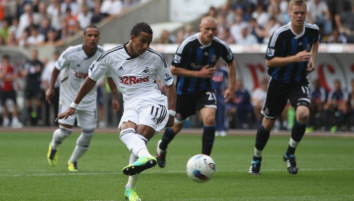 Scott Sinclair skorar úr vítinu.