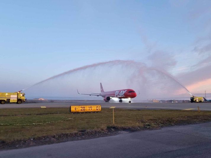 Flugvallarþjónusta Isavia sprautaði vatni yfir flugvél Play við heimkomuna á laugardagskvöld, dönsurum til heiðurs. Bílarnir eru afar öflugir og sprauta allt að fjögur þúsund lítrum af vatni á mínútu með þakbyssu.