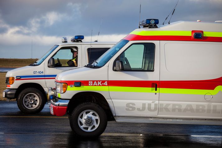 Lögregla og sjúkraflutningamenn hugðust koma manninum til bjargar.