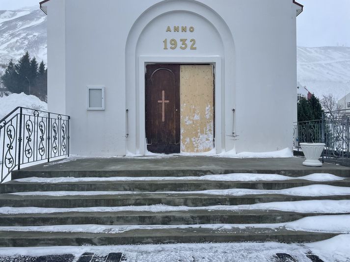 Hægri hurðin er komin í viðgerð en krossviðsplata fyllir í gatið.