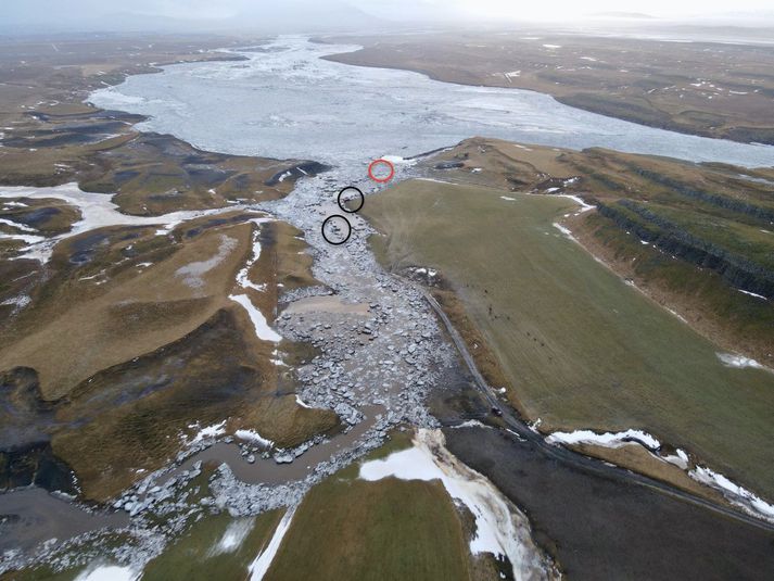 Gámur og vinnuskúr voru staðsettir þar sem rauði hringurinn er. Svörtu hringirnir sýna staðsetningu þeirra eftir flóðið.