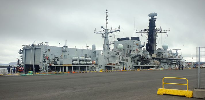 Hér má sjá HMS Kent, bresku freygátuna, við höfn í dag.