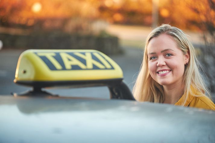 Lára Kristín er 22 ára fótboltakona og sálfræðinemi. Hún vinnur fyrir sér með því að keyra leigubíl um helgar. 