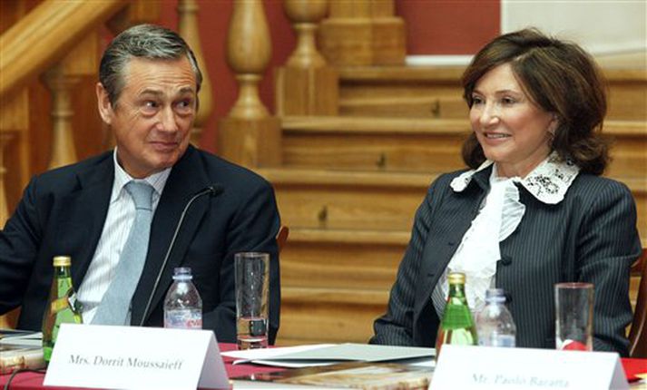 Dorrit Moussaieff og Simon Robertson stjórnarformaður Rolls Royce í Sankti Pétursborg.