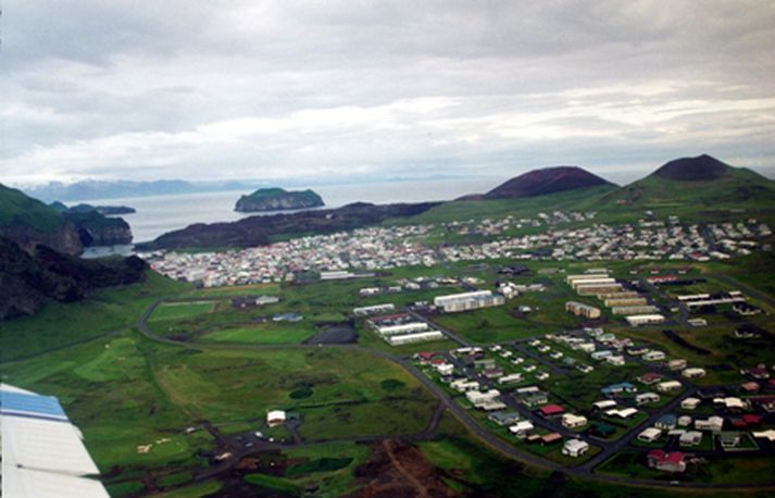 íbúi í Vestmannaeyjum er sleginn eftir að brennuvargur reyndir að kveikja í húsi í gegnum bréfalúgu.