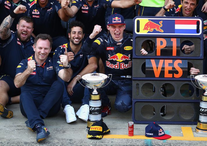 Christian Horner, Daniel Ricciardo og Max Verstappen rétt eftir að sá síðastnefndi vann spænska kappaksturinn.