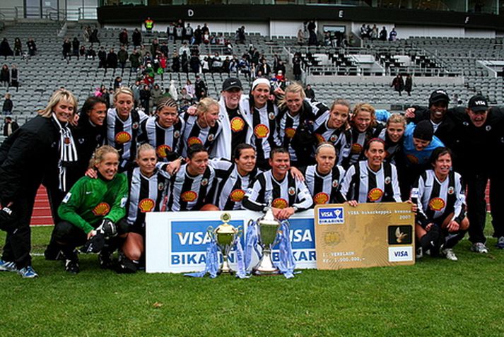 Guðrún Jóna fagnar hér bikarmeistaratitlinum með KR 2008 en hún var þá aðstoðarþjálfari.