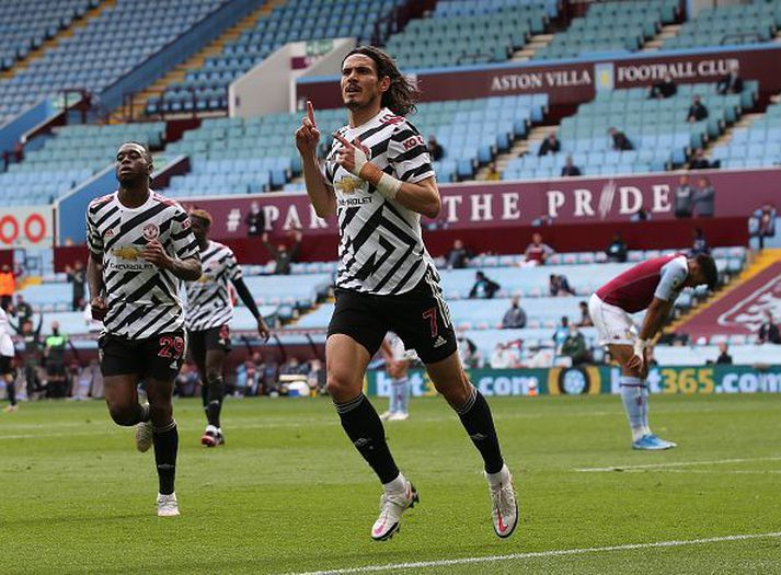 Cavani fagnar markinu í gær er hann skoraði þriðja markið gegn Aston Villa.