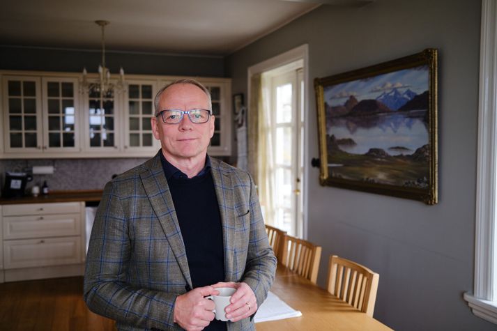 Gunnar Tryggvason, hafnarstjóri Faxaflóahafna, rifjar skemmtilega lúmskt upp sjónvarpsleysið á fimmtudagskvöldum þegar hann rifjar upp fallna spýtu og kýló óg fleira á Ísafirði þegar hann ólst upp. Á morgnana snúast samráðsfundir heimilanna helst um hversu margir verða í kvöldmat.