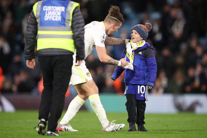 Kalvin Phillips ræðir við ungan stuðningsmann Leeds eftir leik liðsins gegn Crystal Palace í lok nóvember á síðasta ári.